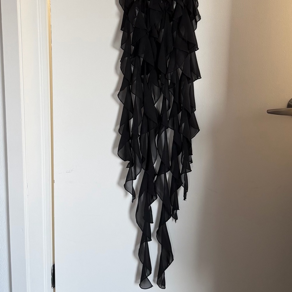 PrettyLittleThing Black Ruffle Crop Top - Picture 3 of 3